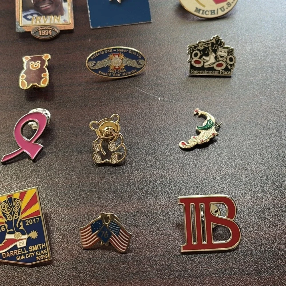 Lot Of 25 Lapel Hat Pins Christmas Americana Football Lions Elks R1
